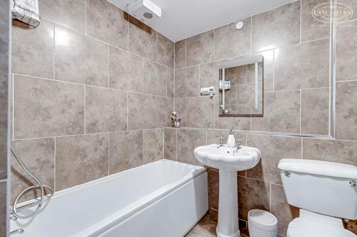 2 Bedroom Flat For Sale In Dean Court, Bolton, BL1 - Photo 12