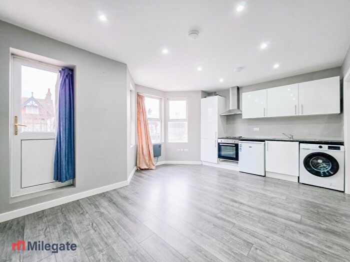 Studio To Rent In Hamlet Court Road, Westcliff-On-Sea, SS0