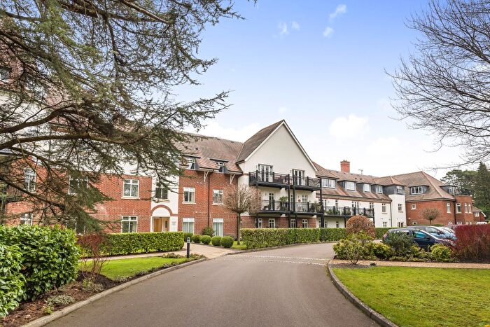 2 Bedroom Flat To Rent In Beacon Crescent, Hindhead, Surrey, GU26