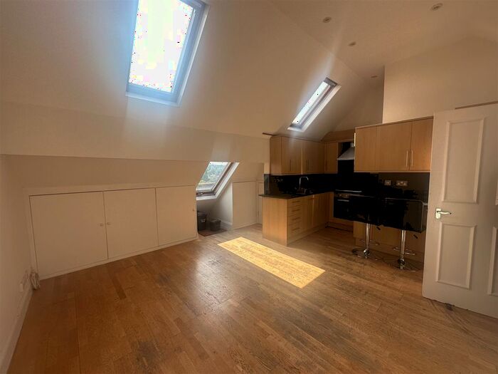 2 Bedroom Flat To Rent In Hampden Way, Southgate, N14