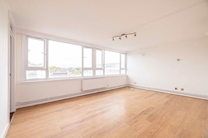2 Bedroom Flat To Rent In Christian Square, Ward Royal, Windsor, SL4