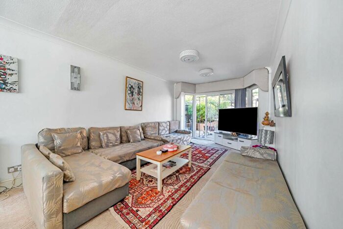 3 Bedroom Semi-Detached House To Rent In Hartland Drive, Edgware, HA8