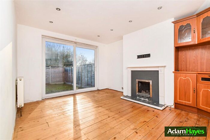 2 Bedroom Maisonette To Rent In Colney Hatch Lane, Frien Barnet, N11