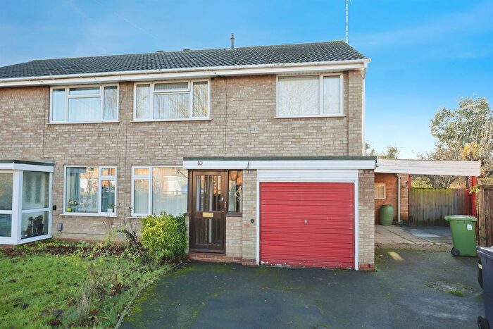 3 Bedroom Semi-detached House For Sale In Hazel Close, Leamington Spa, CV32