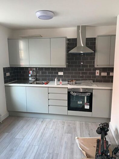 2 Bedroom Flat To Rent In High Street, Acton, London, W3
