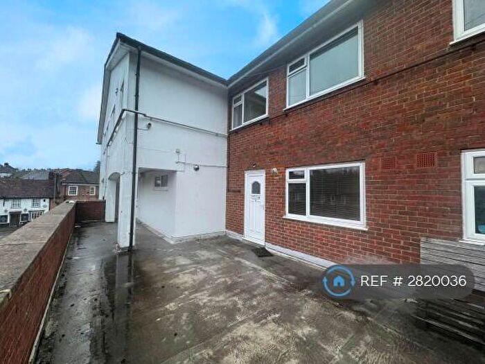 2 Bedroom Flat To Rent In St Peters Court, Gerrards Cross, SL9