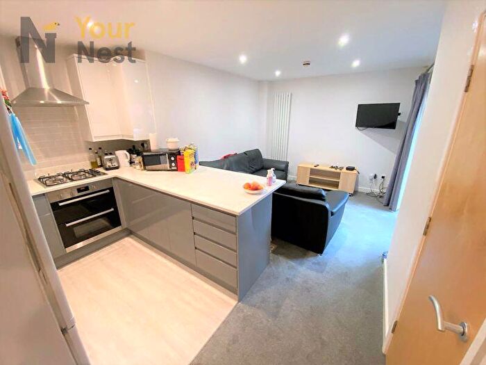 4 Bedroom Apartment To Rent In Apartment, Derwentwater Terrace, Headingley, LS6