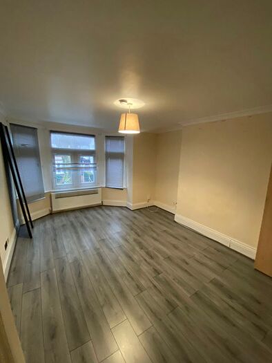 3 Bedroom Flat To Rent In Blenheim Gardens, London, NW2