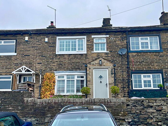 2 Bedroom Cottage For Sale In Hays Lane, Halifax, HX2