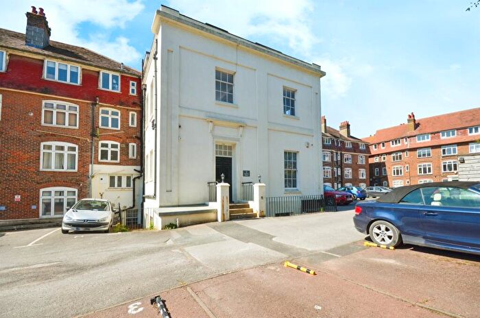 2 Bedroom Apartment For Sale In Grosvenor Square, Southampton, SO15