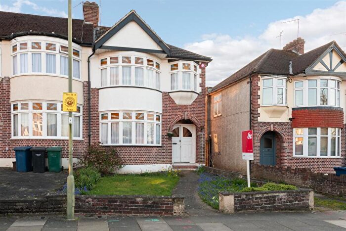 3 Bedroom End Of Terrace House For Sale In Woodfield Drive, East Barnet, EN4