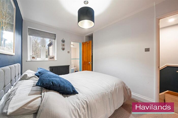 2 Bedroom Terraced House For Sale In Avenue Road, London, N14