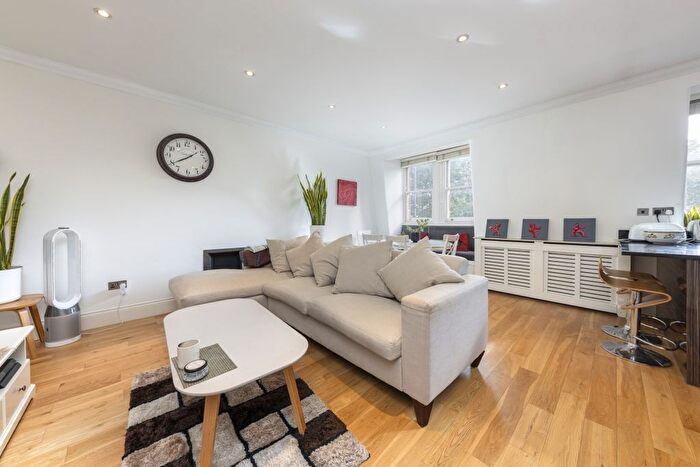 3 Bedroom Flat To Rent In Courtfield Road, Gloucester Road, SW7