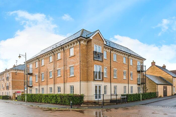 2 Bedroom Flat For Sale In Trefoil Way, Carterton, OX18