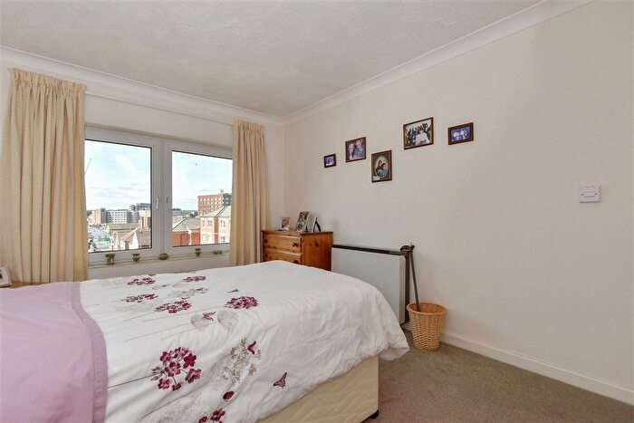 2 Bedroom Flat For Sale In Queen Anne Road, Maidstone, Kent, ME14