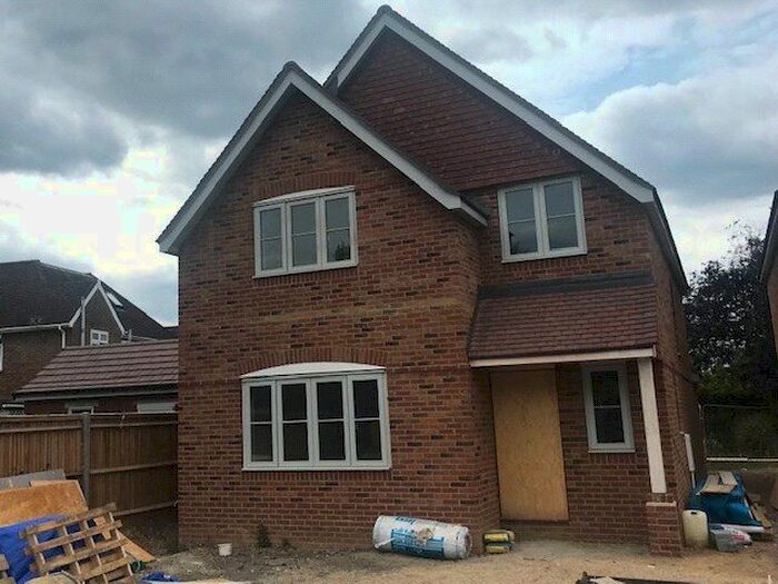 4 Bedroom Detached House To Rent In Victoria Road, Rear Of - Victoria Road, Knaphill, GU21