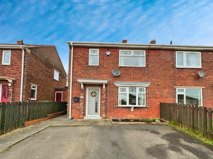 3 Bedroom Semi-Detached House For Sale In Rockwood Hill Estate, Ryton, NE40