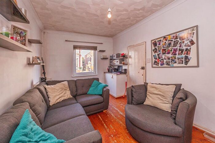 3 Bedroom Flat For Sale In Fratton Road, Portsmouth, PO1