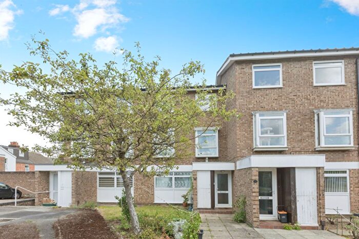 3 Bedroom Maisonette For Sale In Tulip Tree Close, Tonbridge, TN9