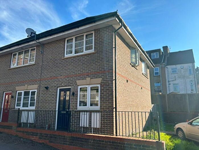 2 Bedroom End Of Terrace House To Rent In Kingswood Court, Grove Road, Luton, LU1