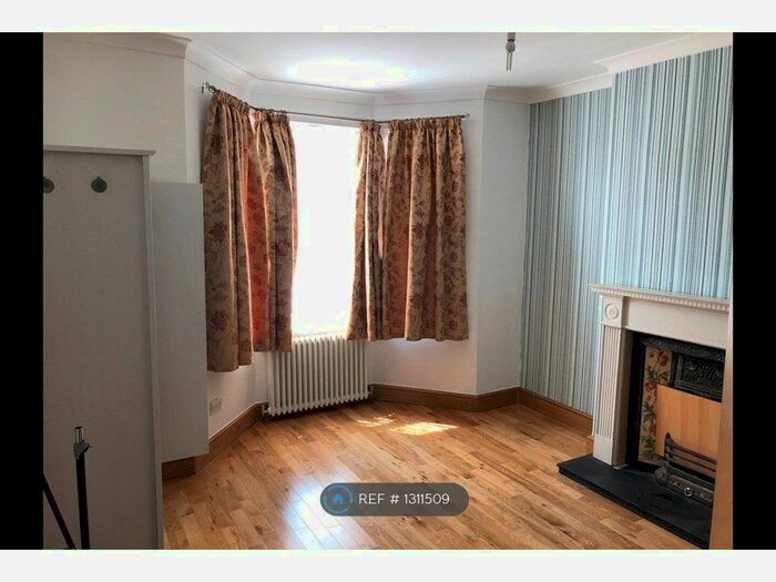 3 Bedroom Flat To Rent In Carisbrooke Road, London E17