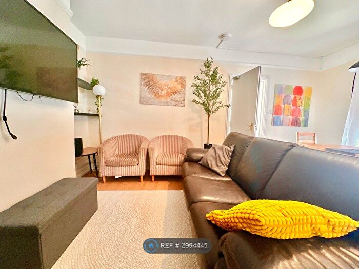 3 Bedroom Flat To Rent In Milton Road, Southampton, SO15