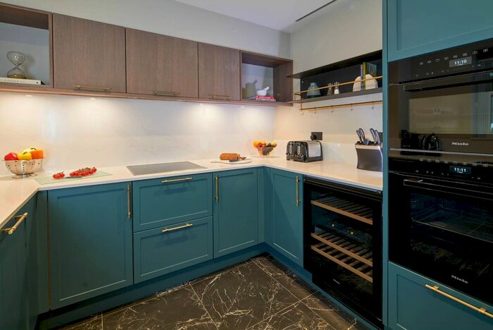 2 Bedroom Flat To Rent In Hyde Park Gate, Kensington, London, SW7