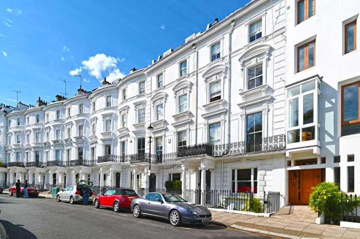 3 Bedroom Flat To Rent In Lansdowne Crescent, W11