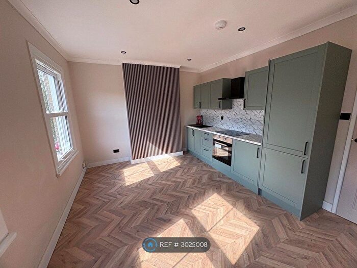 3 Bedroom Flat To Rent In Poplar Road, London, SE24