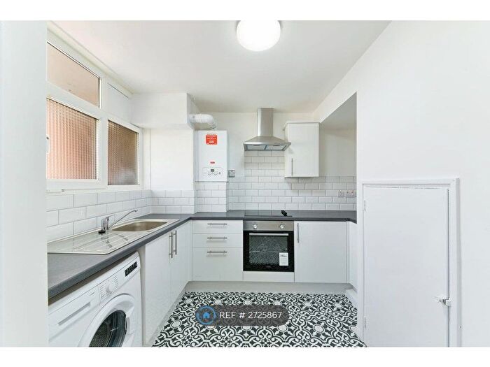 3 Bedroom Flat To Rent In Southwater Close, London, E14