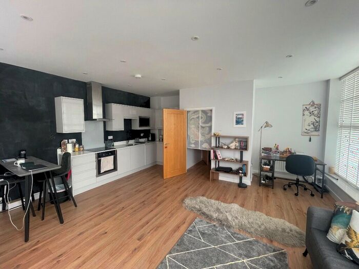 2 Bedroom Flat To Rent In Darkes Lane, Potters Bar, Hertfordshire, EN6