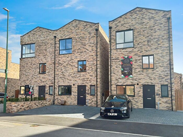 4 Bedroom Semi-Detached House For Sale In Trent Lane, Nottingham, NG2