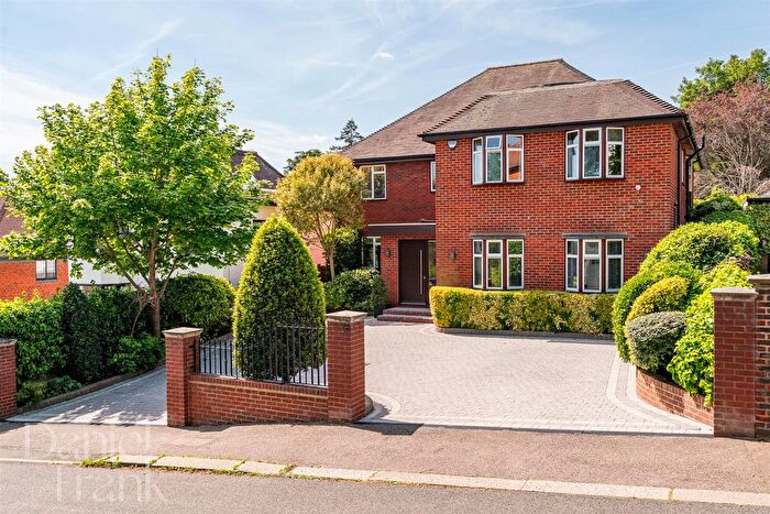 4 Bedroom Detached House For Sale In Ollards Grove, Loughton, IG10
