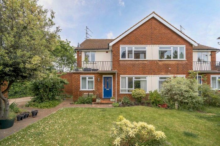 2 Bedroom Flat To Rent In Dunstable Road, Richmond, TW9