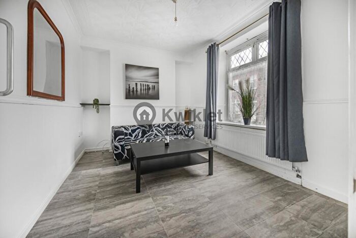 4 Bedroom End Of Terrace House To Rent In Queen Street, Pontypridd, CF37