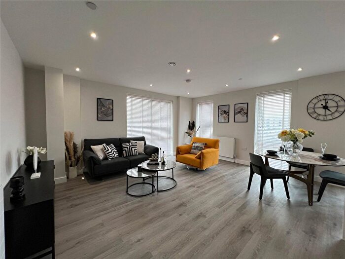 3 Bedroom Flat To Rent In New Road, Rainham, RM13