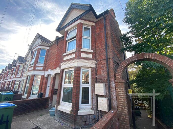 2 Bedroom Maisonette To Rent In Lower Flat (Ground Floor), Shakespeare Avenue, Southampton, SO17