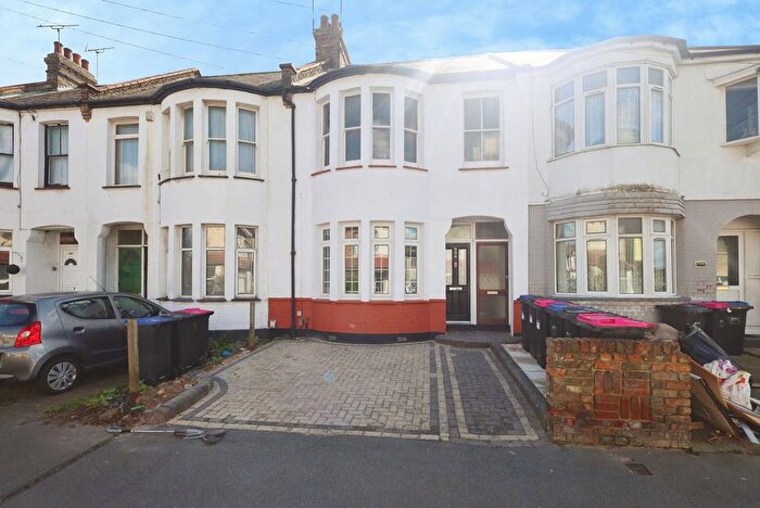 2 Bedroom Flat For Sale In Fairfax Drive, Westcliff-On-Sea, SS0