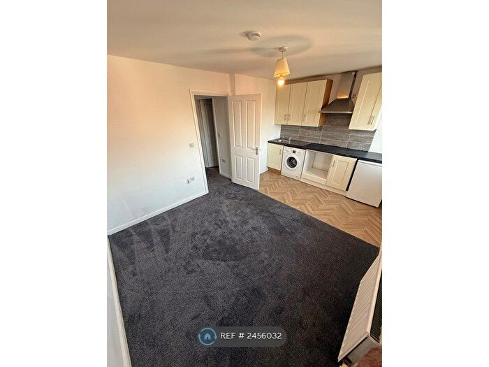 4 Bedroom Flat To Rent In Saddlecote Close, Manchester, M8
