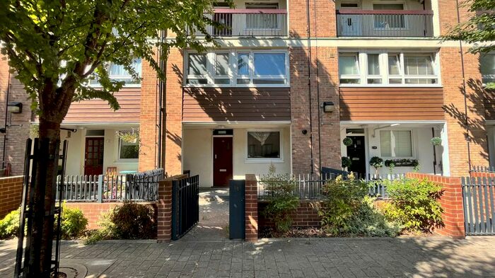 3 Bedroom Flat To Rent In Brownfield Street, Poplar, E14