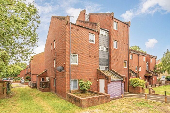 2 Bedroom Flat To Rent In Clement Close, Chiswick, W4