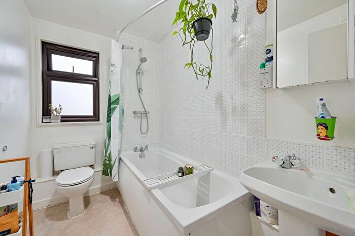 1 Bedroom Flat For Sale In Holley Road, Acton, London, W3