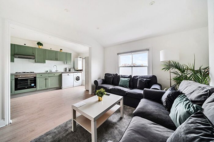 2 Bedroom Flat For Sale In Coningham Road, London, W12