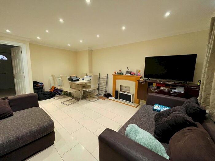 5 Bedroom Town House To Rent In Highbury Square, London, N14