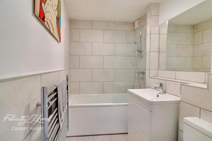 2 Bedroom Apartment To Rent In Barnfield Place, London, E14