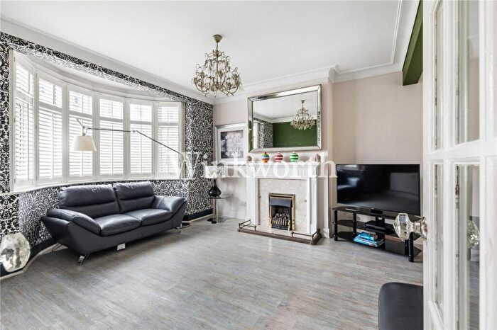 4 Bedroom Semi-Detached House For Sale In Waterfall Road, London, N11