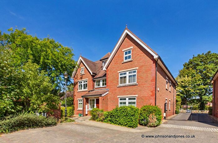 2 Bedroom Flat For Sale In Orchard View, Chertsey, KT16