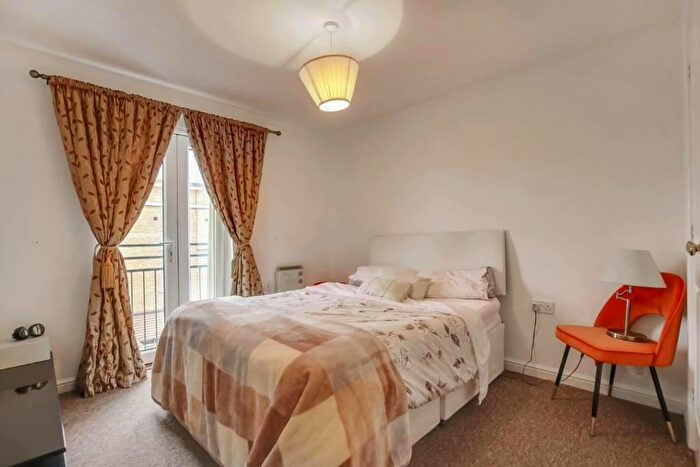 3 Bedroom Flat To Rent In Commercial Way, SE15