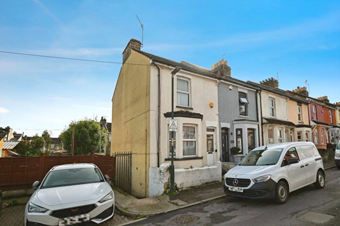 2 Bedroom End Of Terrace House For Sale In Bright Road, Chatham, Kent, ME4