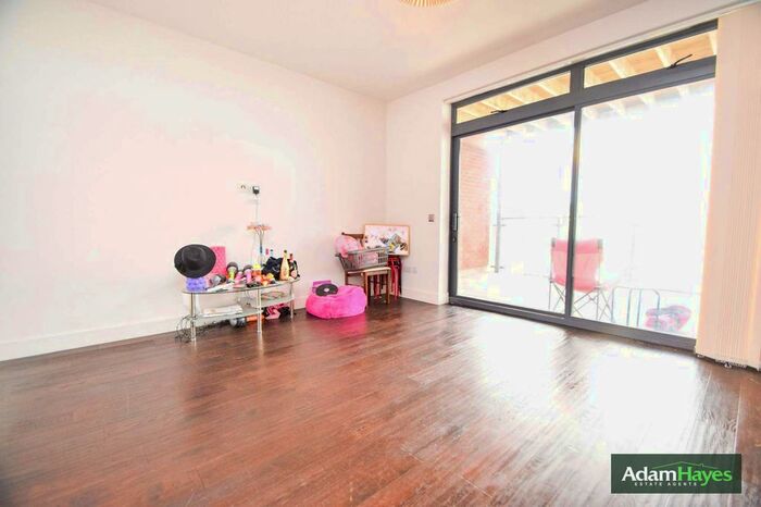 3 Bedroom Flat To Rent In Ballards Lane, North Finchley, N12
